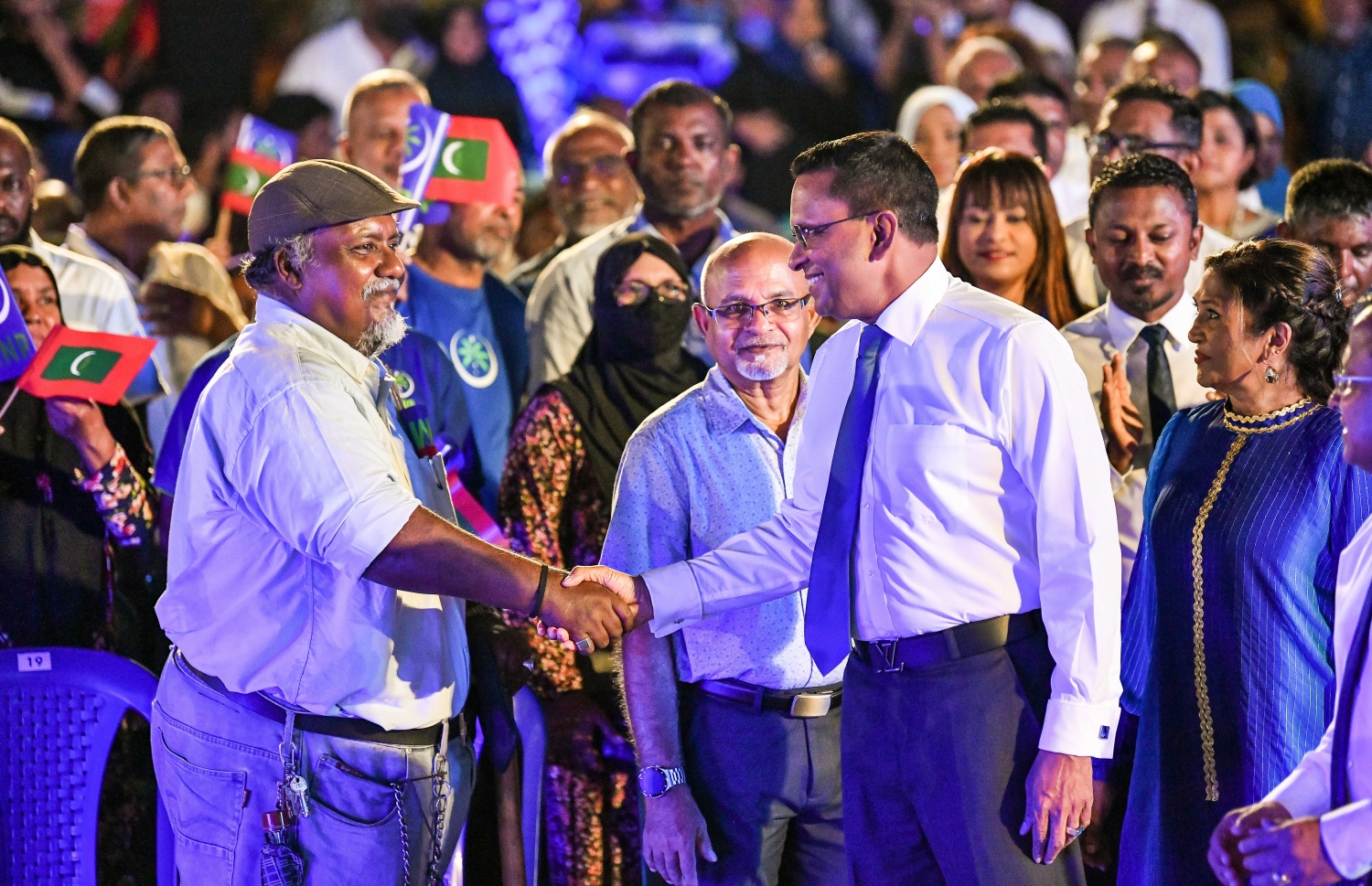 އެމްއެންޕީގެ ރިޔާސީ ކެންޑިޑޭޓް މުހައްމަދު ނާޒިމް އިބްރާހިމް ވަހީދު (އޮގަރު) އާ ސަލާންކުރަނީ -- ފޮޓޯ: ފަޔާޒު މޫސާ | މިހާރު