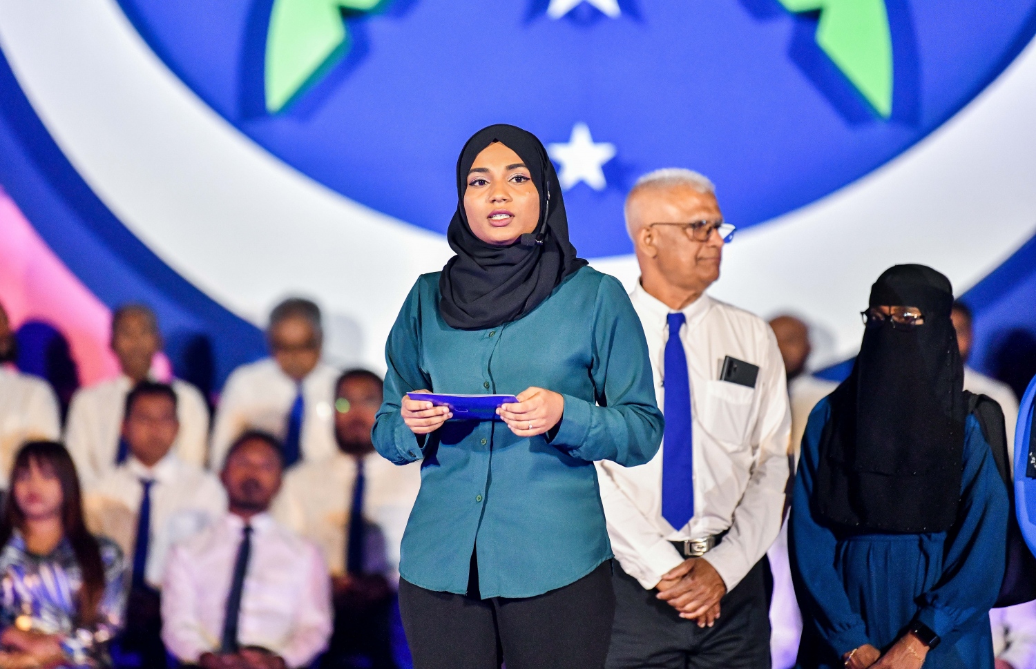 އެމްއެންޕީގެ ރިޔާސީ ޓިކެޓް ހަވާލުކުރުމަށް ބޭއްވި ޖަލްސާގައި ޒުވާނަކު ވާހަކަ ދައްކަނީ -- ފޮޓޯ: ފަޔާޒު މޫސާ \ މިހާރު