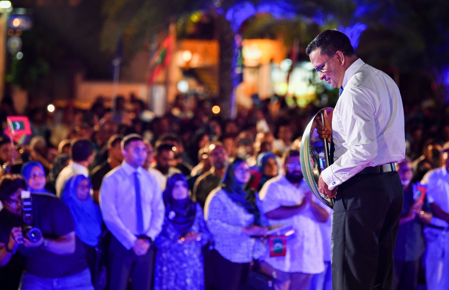 މި އަހަރުގެ ރިޔާސީ އިންތިހާބުގައި ވާދަކުރައްވާ މޯލްޑިވްސް ނެޝަނަލް ޕާޓީ (އެމްއެންޕީ) ގެ ލީޑަރު އަދި ދަނގެތި ދާއިރާގެ މެންބަރު މުހައްމަދު ނާޒިމް ރިޔާސީ ޓިކެޓްގެ ގޮތަށް ހަދާފައިވާ އައްޑަނަ ހިފަހައްޓަވައިގެން. -- ފޮޓޯ: ފަޔާޒު މޫސާ | މިހާރު