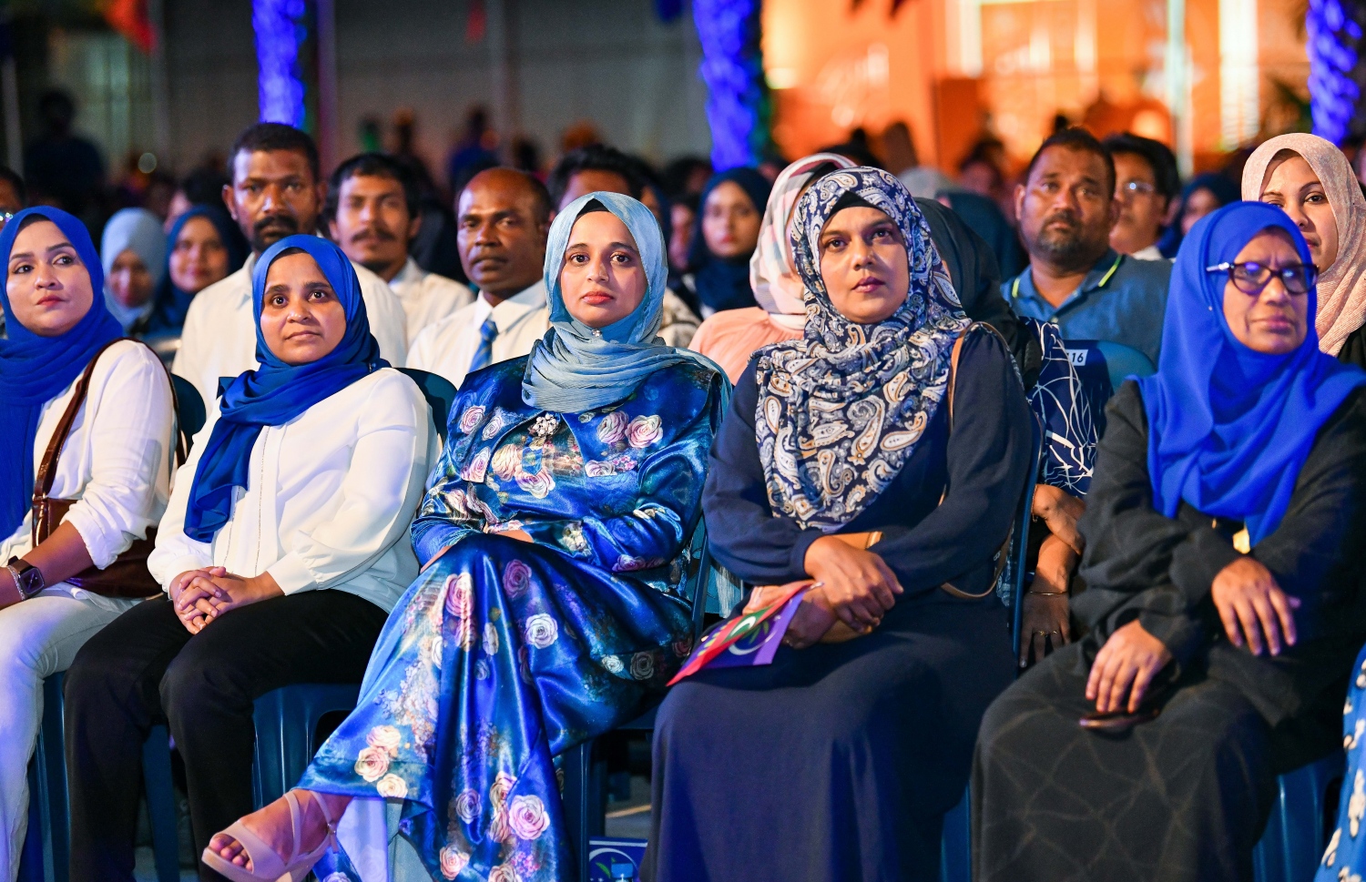 އެމްއެންޕީގެ ރިޔާސީ ޓިކެޓް މުހައްމަދު ނާޒިމަށް ހަވާލުކުރުމަށް ބޭއްވި ޖަލްސާގައި އެ ޕާޓީގެ ބައެއް އަންހެން މެމްބަރު ބައިވެރިވަނީ -- ފޮޓޯ: ފަޔާޒު މޫސާ | މިހާރު