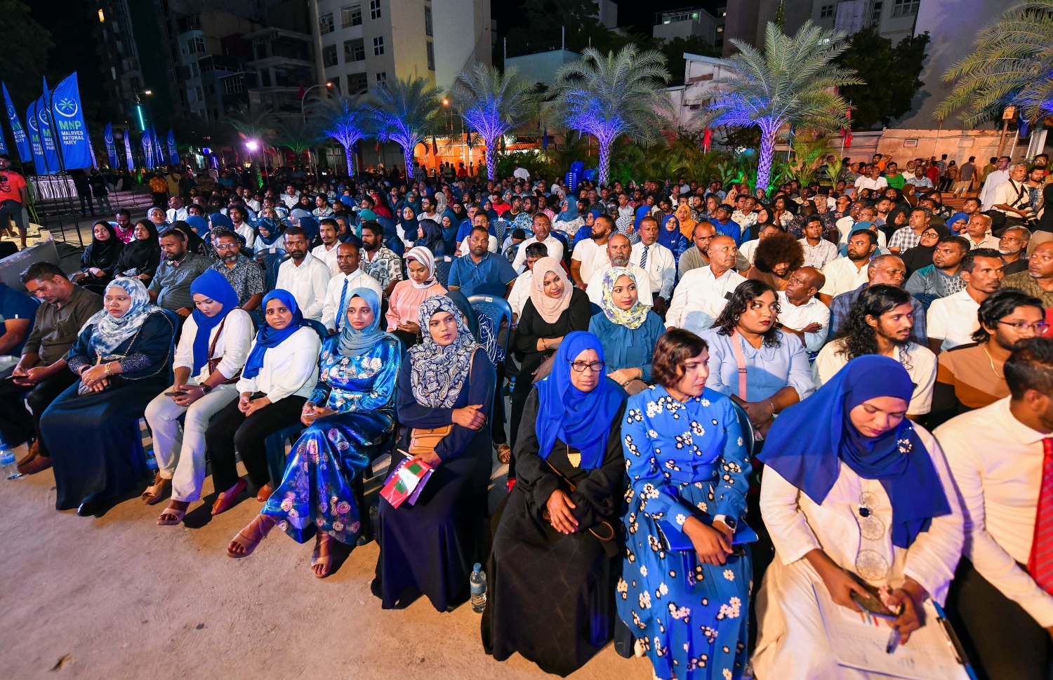 އެމްއެންޕީގެ ރިޔާސީ ޓިކެޓް އެ ޕާޓީގެ ލީޑަރު މެމްބަރު މުހައްމަދު ނާޒިމަށް ރަސްމީކޮށް ހަވާލުކުރުމަށް ބޭއްވި ޖަލްސާގައި: މި ޖަލްސާގައި ގިނަ އަދަދެއްގެ އާންމު މެމްބަރުން ވަނީ ބައިވެރިވެފަ  -- ފޮޓޯ: ފަޔާޒު މޫސާ | މިހާރު