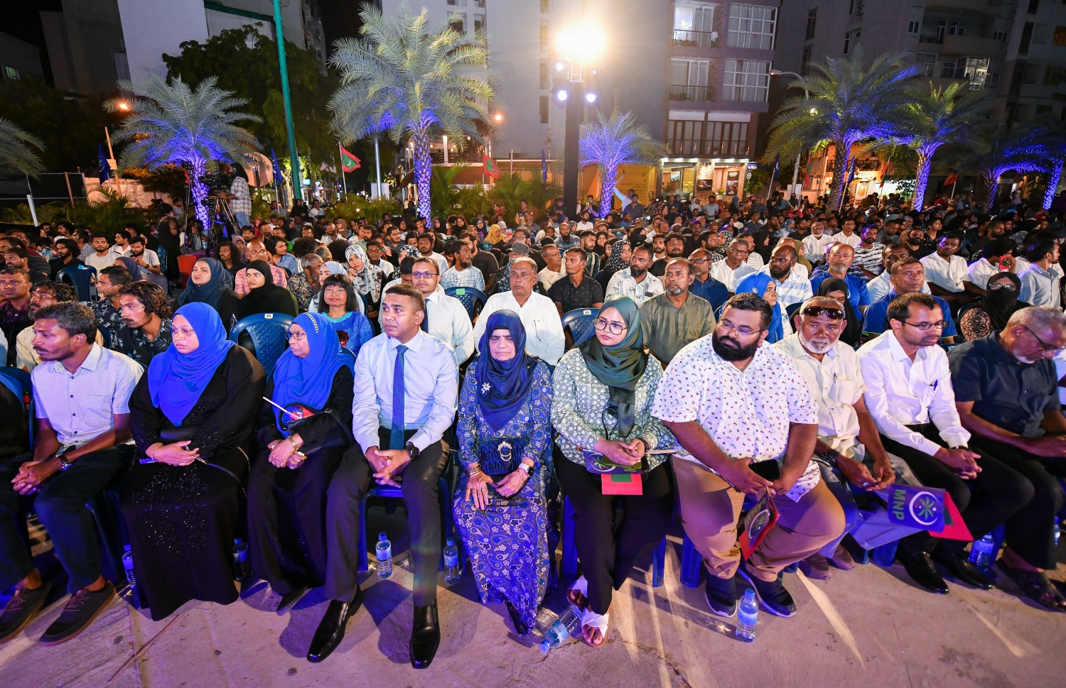 އެމްއެންޕީގެ ރިޔާސީ ޓިކެޓް އެ ޕާޓީގެ ލީޑަރު މެމްބަރު މުހައްމަދު ނާޒިމަށް ރަސްމީކޮށް ހަވާލުކުރުމަށް ބޭއްވި ޖަލްސާގައި އެ ޕާޓީގެ އާންމު މެމްބަރުން ބައިވެރިވަނީ -- ފޮޓޯ: ފަޔާޒު މޫސާ | މިހާރު