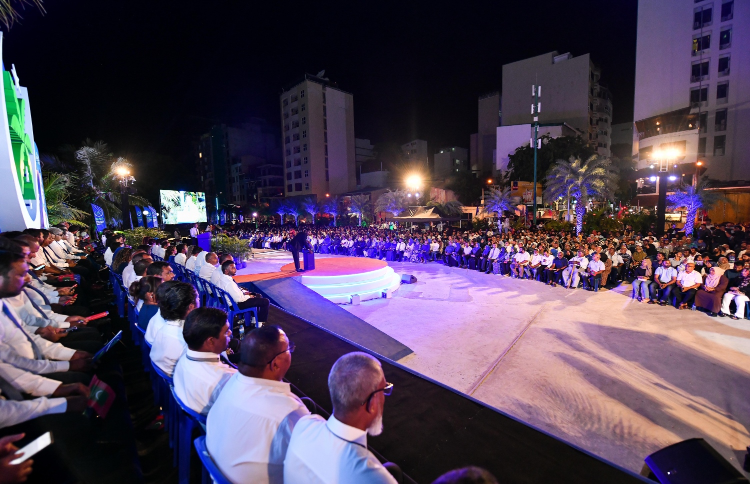 އެމްއެންޕީގެ ރިޔާސީ ޓިކެޓް އެ ޕާޓީގެ ލީޑަރު މެމްބަރު މުހައްމަދު ނާޒިމަށް ރަސްމީކޮށް ހަވާލުކުރުމަށް ބޭއްވި ޖަލްސާގައި އެ ޕާޓީގެ އާންމު މެމްބަރުން ބައިވެރިވަނީ -- ފޮޓޯ: ފަޔާޒު މޫސާ | މިހާރު