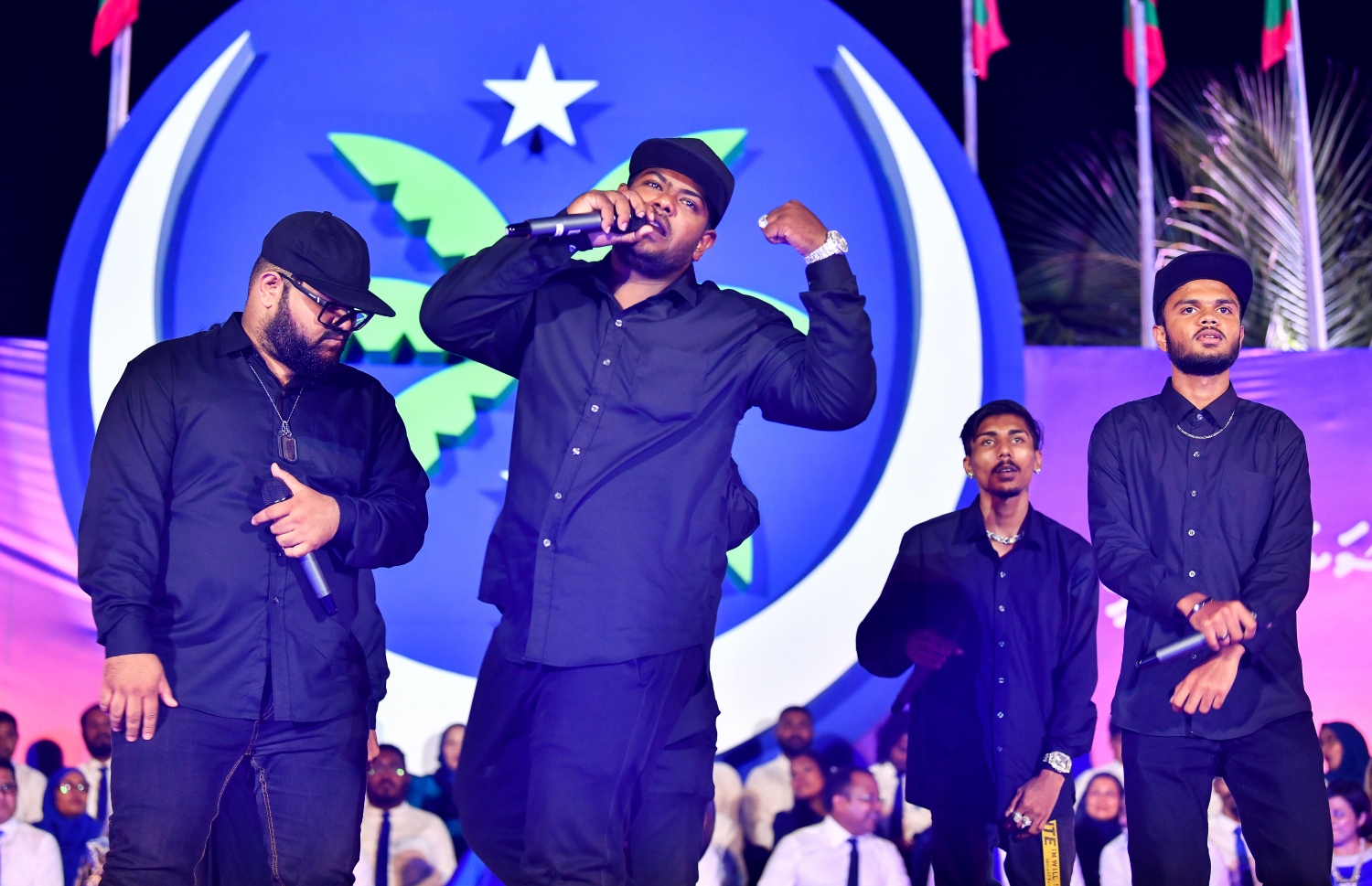 ނާޒިމަށް އެމްއެންޕީގެ ރިޔާސީ ޓިކެޓް ހަވާލުކުރުމަށް ބޭއްވި ޖަލްސާގައި ޒުވާން ލަވަކިޔުންތެރިންގެ ހަރަކާތެއް ކުރިއަށް ގެންދަނީ -- ފޮޓޯ: ފަޔާޒު މޫސާ | މިހާރު