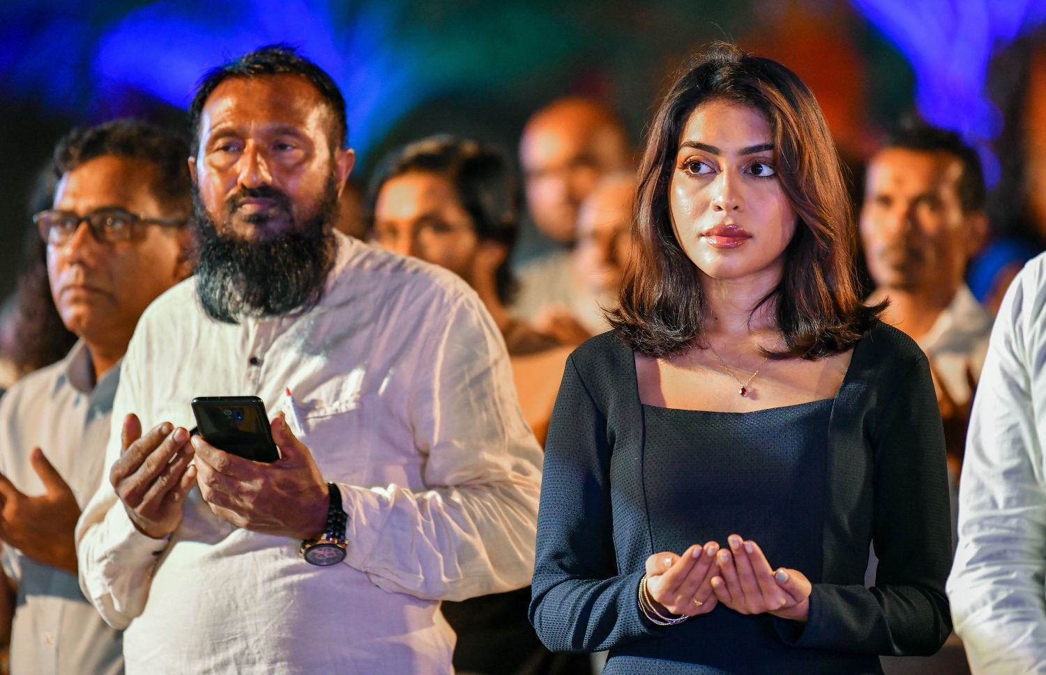 އެމްއެންޕީގެ އާންމު މެމްބަރުން ރިޔާސީ ޓިކެޓް އެ ޕާޓީގެ ރައީސް ނާޒިމްއަށް  ހަވާލުކުރުމަށް ބޭއްވި ޖަލްސާގައި ބައިވެރިވަނީ -- ފޮޓޯ: ފަޔާޒު މޫސާ | މިހާރު