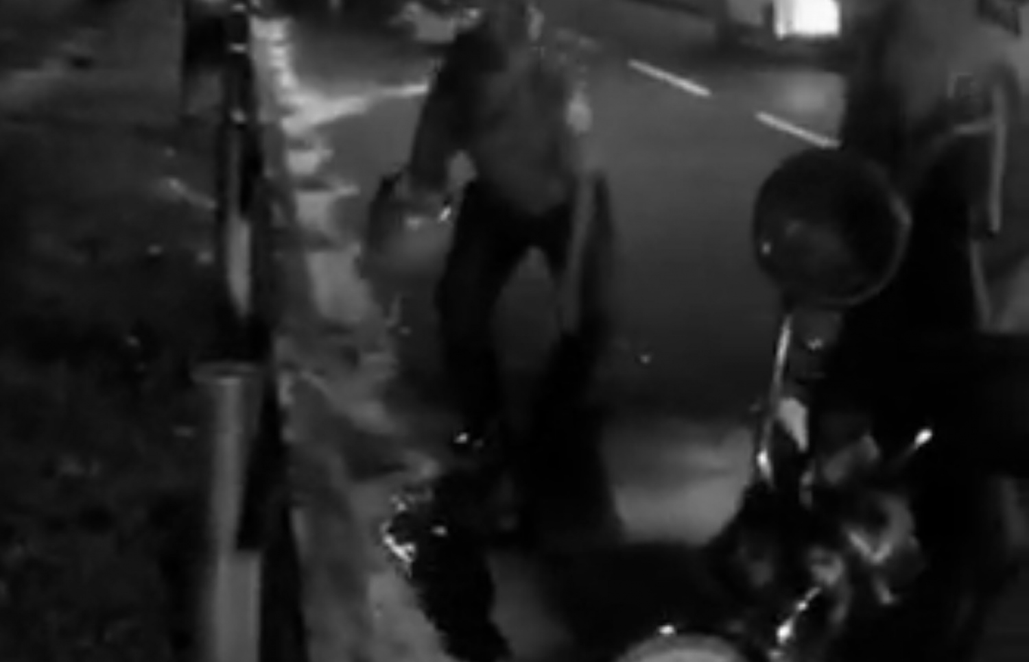 އެކްސިޑެންޓުވި މީހާ މަގުމަތިން ނަގަނީ