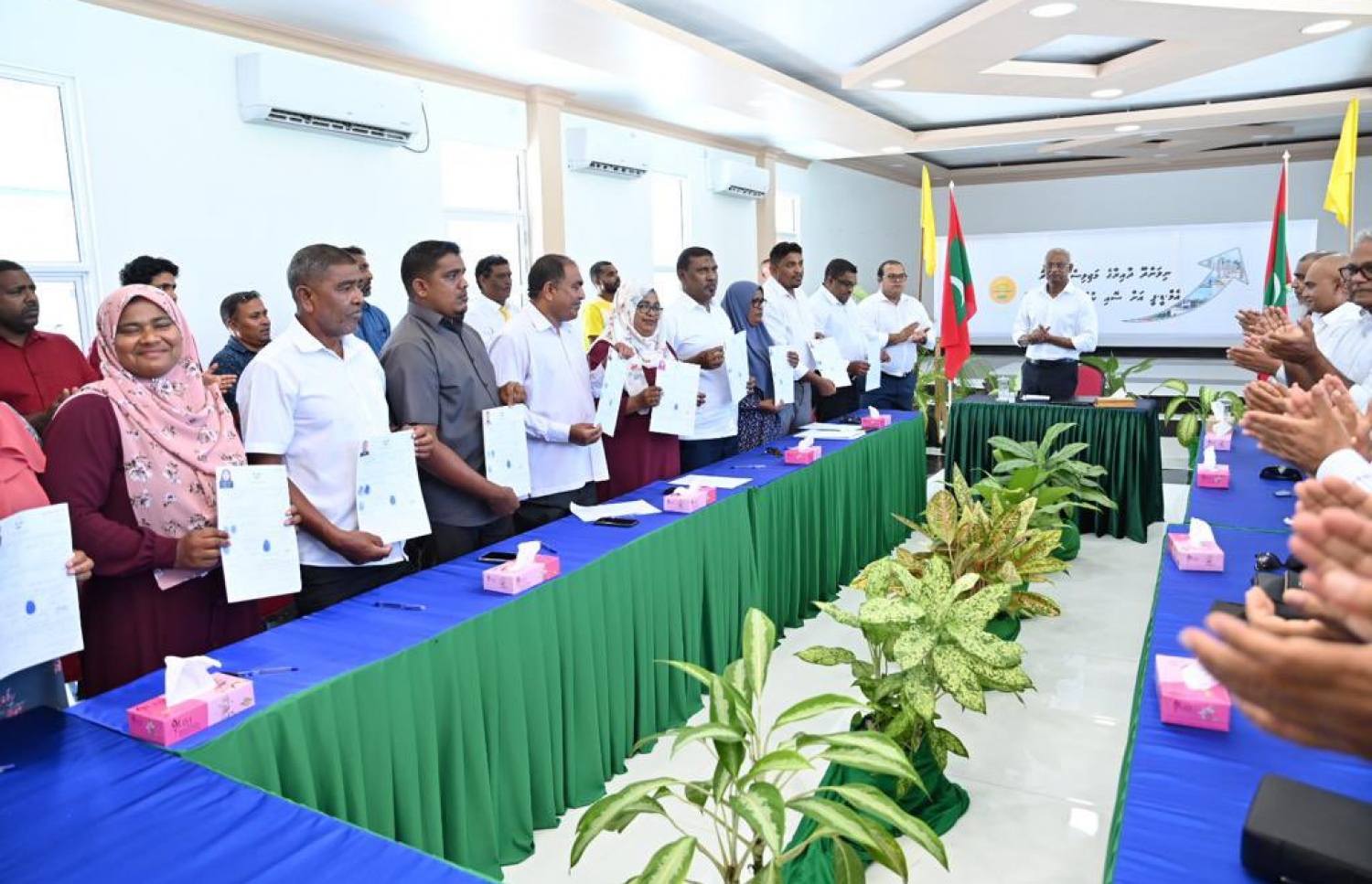 ނިލަންދޫން އެމްޑީޕީއާ އަލަށް ގުޅުނު މެމްބަރުންގެ ފޯމު ރައީސަށް ހަވާލުކުރަން މިއަދު އެ ރަށުގައި ބޭއްވި ރަސްމިއްޔާތުގައި ބައިވެރިވި ބައެއް މީހުން.