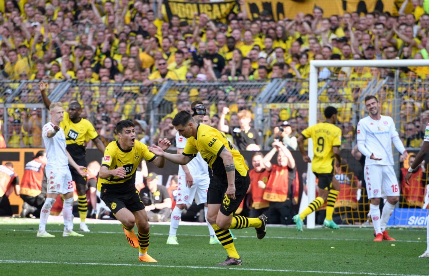 ސޫލޭ (ކ) ގޯލު ޖެހުމަށް ފަހު ޖިއޯ ރޭނާ (ވ) އާއެކު.-- ފޮޓޯ: އޭއެފްޕީ