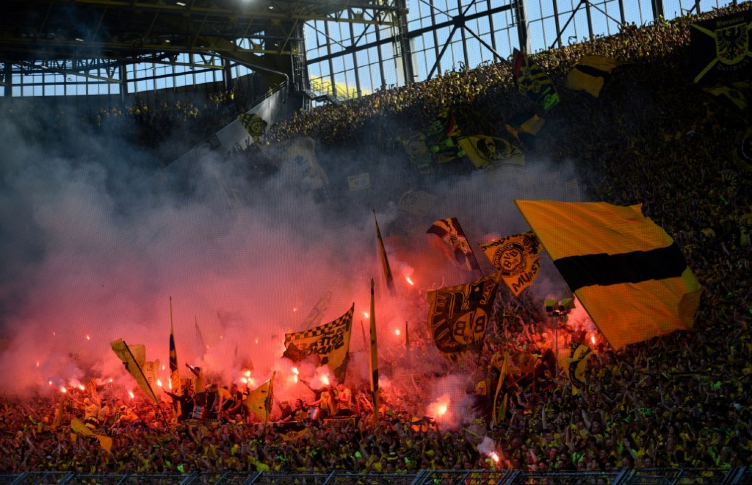 ޑޯޓްމަންޑް ކުޅުނު މެޗު ފެށުމުގެ ކުރިން އެޓީމުގެ ސަޕޯޓަރުން އުފާފާޅުކުރުމުގައި.-- ފޮޓޯ: އޭއެފްޕީ