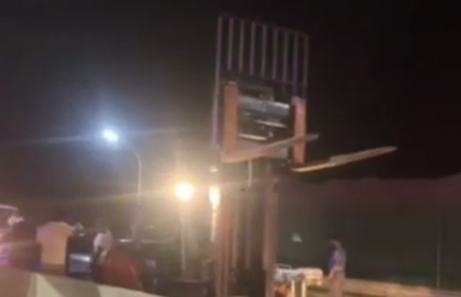 ާހައިވޭގައި ވެހިކަލްއެއް ޓޯ ކުރަން ފުލުހުން ގެންދިޔަ ފޯކްލިފްޓް--