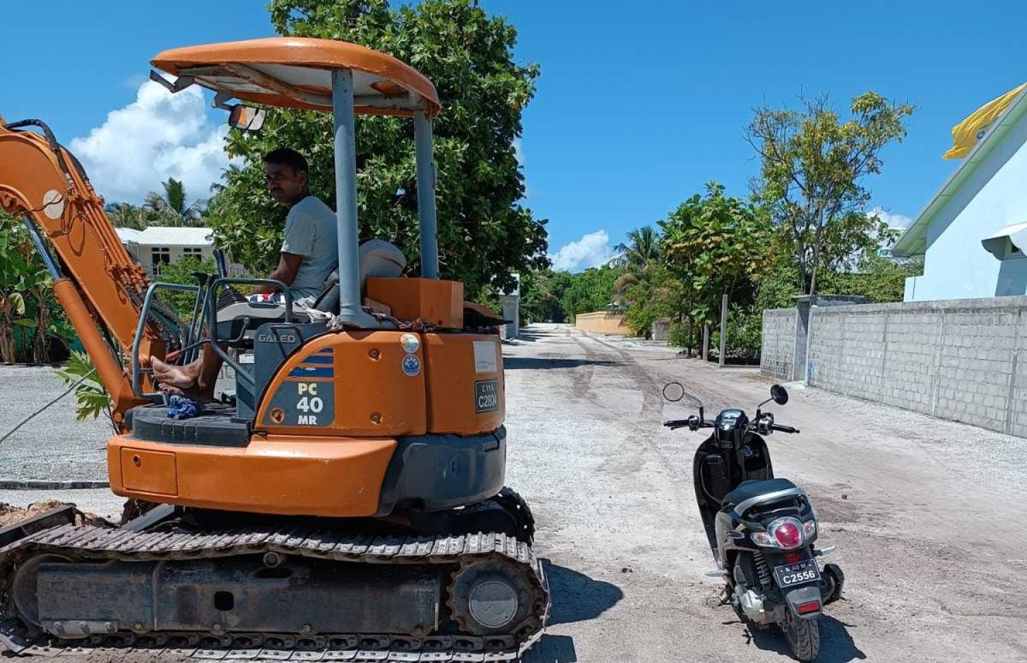 ހިރިމަރަދޫ ކައުންސިލުން މަގު ކޮނުމުގެ މަސައްކަތް ކުރަން ބޭނުންކުރާ އެކްސްކެވޭޓަރު ކުރިމަތީގައި ހައިމާކު ބަހައްޓާފައި.