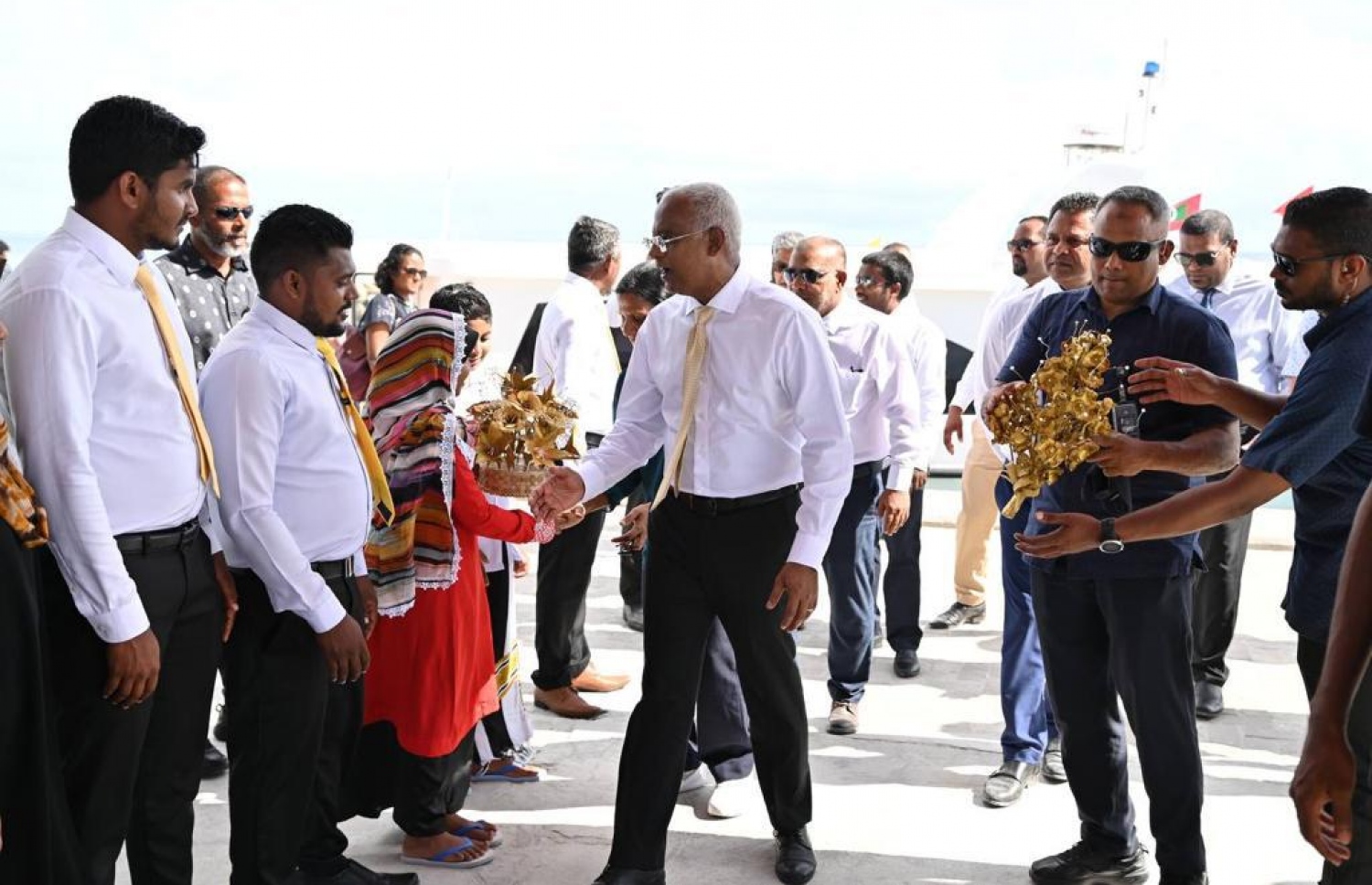 ފ. ފީއަލިން ރައީސް އިބްރާހިމް މުހައްމަދު ސޯލިހަށް މަރުހަބާ ކިޔަނީ.-- ފޮޓޯ: ރައީސް އޮފީސް