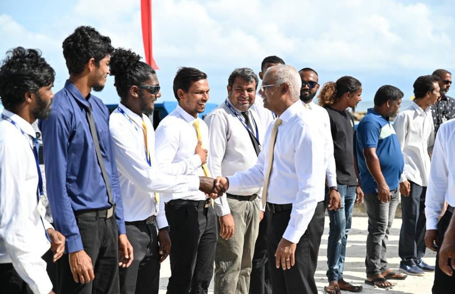 ފ. ފީއަލިން ރައީސް އިބްރާހިމް މުހައްމަދު ސޯލިހަށް މަރުހަބާ ކިޔަނީ.-- ފޮޓޯ: ރައީސް އޮފީސް
