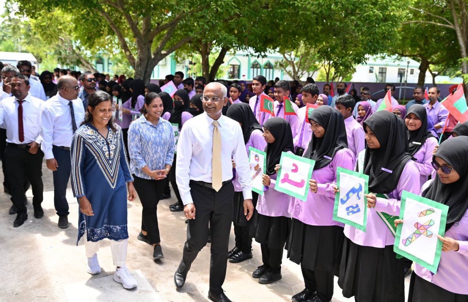 ފ. ބިލެއްދޫ ސްކޫލްގެ މަލްޓިޕާޕަސް ހޯލު ހުޅުވުމުގެ ރަސްމިއްޔާތަށް ރައީސް އިބްރާހިމް މުހައްމަދު ސޯލިހު އެ ސްކޫލަށް ވަޑައިގަންނަވަނީ.-- ފޮޓޯ: ރައީސް އޮފީސް