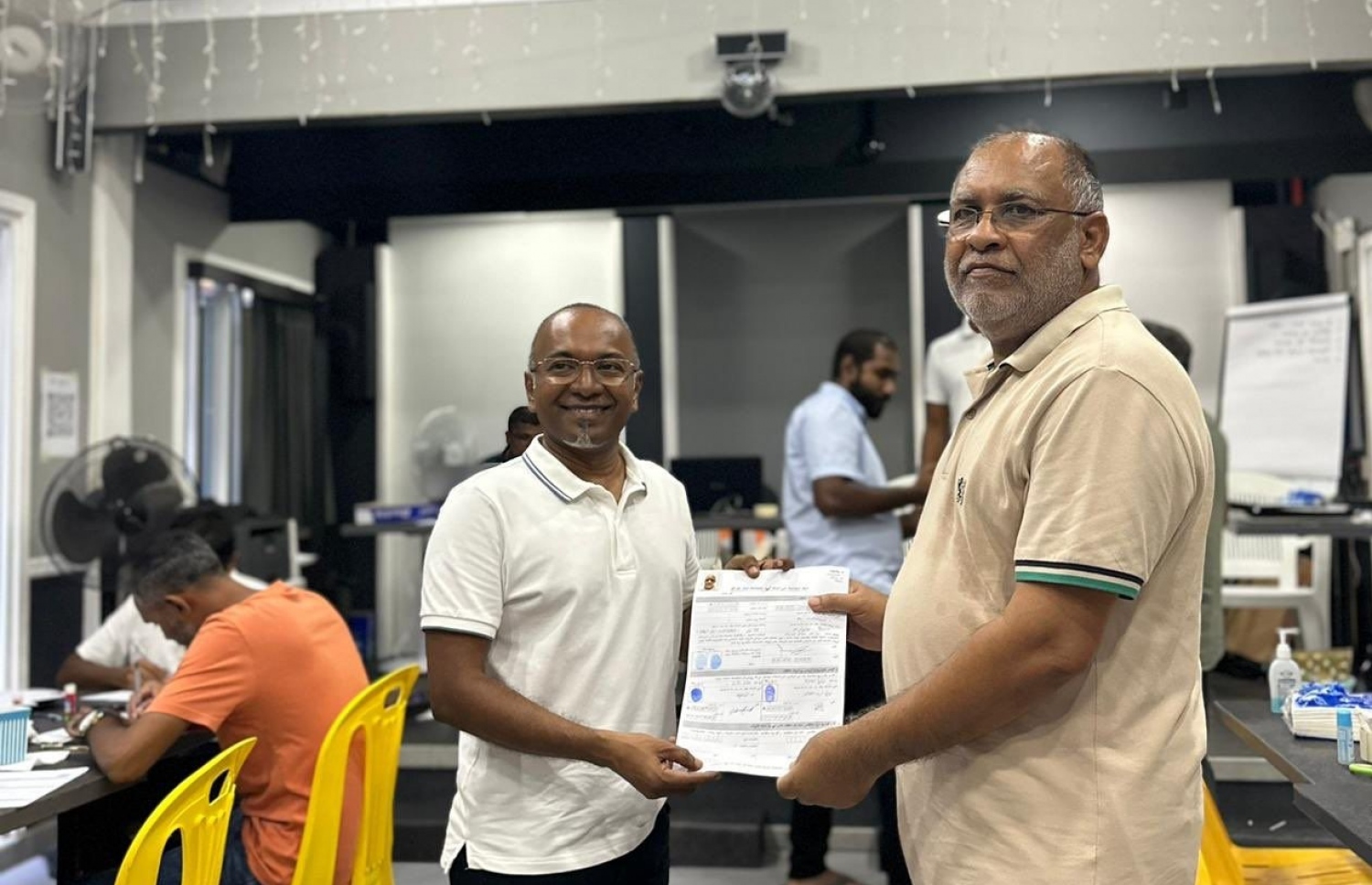 މައުސޫމް، ޑިމޮކްރެޓްސް އަށް ސޮއިކޮށް އޭނާގެ ފޯމު މެމްބަރު ހަސަން ލަތީފްއާ ހަވާލުކޮށްދެއްވަނީ