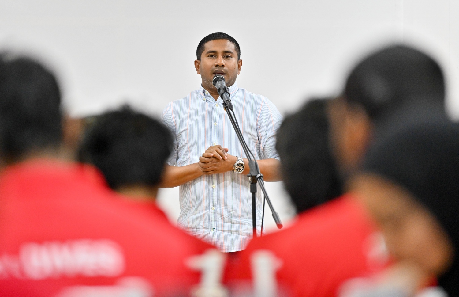 ފުޓްބޯޅަ އާއި ޓީޓީ އާއި ވޮލީ އަދި ބާސްކެޓާއި ހޭންޑްބޯޅަ ޓީމުތަކާ ބައްދަލު ކުރުމަށް ޔޫތު މިނިސްޓްރީން ބޭއްވި ހަފްލާއެއްގައި މަހްލޫފް ވާހަކަ ދައްކަވަނީ .-- ފައިލް ފޮޓޯ: ފަޔާޒް މޫސާ | މިހާރު