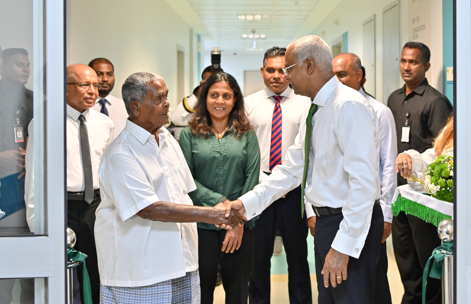 ޓްރީޓޮޕްގައި ގާއިމްކުރި ފާޓިލިޓީ ސެންޓަރު ހުޅުވުމަށްފަހު ރައީސް އިބްރާހިމް މުހައްމަދު ސޯލިހު އާއި ޗަމްޕާ މުހައްމަދު މޫސާ (އުއްޗު) ސަލާމްކުރައްވަނީ.-- ފޮޓޯ: ނިޝާން އަލީ/ މިހާރު