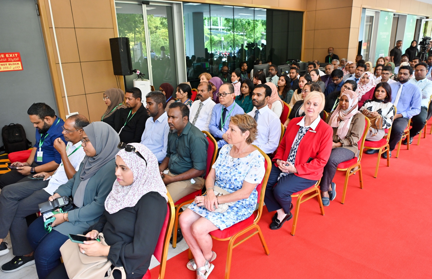 ޓްރީޓޮޕްގައި ގާއިމްކުރި ފާޓިލިޓީ ސެންޓަރު ހުޅުވަން ބޭއްވި ރަސްމިއްޔާތުގައި ބައިވެރިވި ބައެއް މީހުން.-- ފޮޓޯ: ނިޝާން އަލީ/ މިހާރު