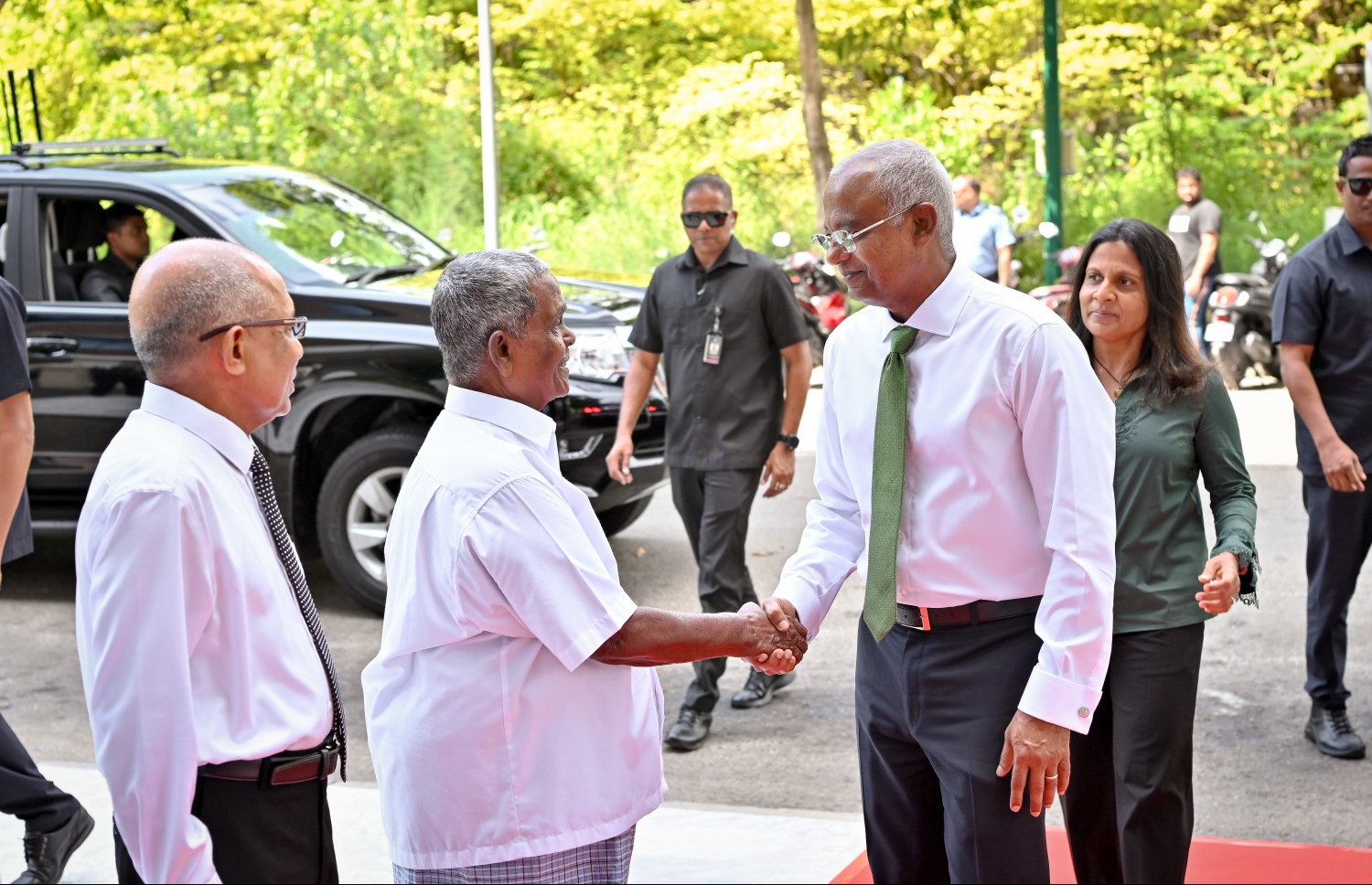 ޓްރީޓޮޕްގައި ގާއިމްކުރި ފާޓިލިޓީ ސެންޓަރު ހުޅުވުމަށް ބޭއްވި ރަސްމިއްޔާތައް ރައީސް އިބްރާހިމް މުހައްމަދު ސޯލިހު ވަޑައިގަތުމުން ޓްރީޓޮޕް ހިންގާ ކުންފުނީގެ އެއް ހިއްސާދާރު ޗަމްޕާ މުހައްމަދު މޫސާ (އުއްޗު) މަރުހަބާ ދަންނަވަނީ--. ފޮޓޯ: ނިޝާން އަލީ / މިހާރު