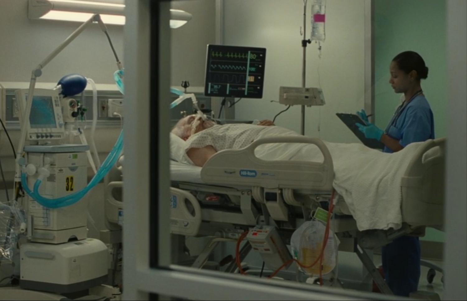 "ސަކްސެޝަން" ގެ މަންޒަރެއް؛ ސީރީޒް ބިނާވެފައިވާ ރޯއީ އާއިލާގެ ލޯގަން ރޯއީ ބަލި އެނދުގައި.