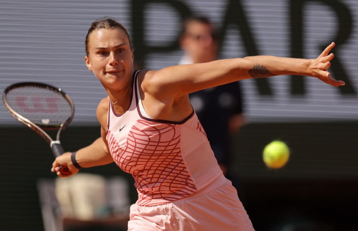 ޔޫކްރޭންގެ ކޮސްޓިޔުކް އާ ދެކޮޅަށް ކުޅުނު މެޗުގައި ބެލަރޫސްގެ ސަބަލެންކާ.-- ފޮޓޯ: އޭއެފްޕީ