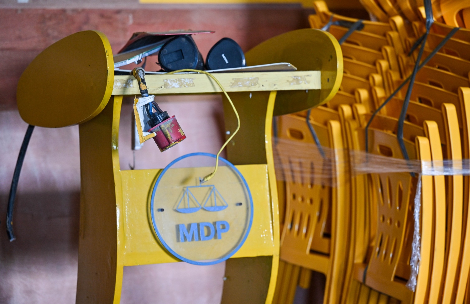 އެމްޑީޕީގެ މައި ހަރުގެ ތެރޭގައި މިއަދު ހުރި އެ ޕާޓީގެ ޕޯޑިއަމްއެއް. މިއަދު ވަނީ އެތަން "ޑިމޮކްރެޓްސް" އިން ބޭނުންކުރަން ފަށާފައި. -- ފޮޓޯ: ފަޔާޒް މޫސާ | މިހާރު