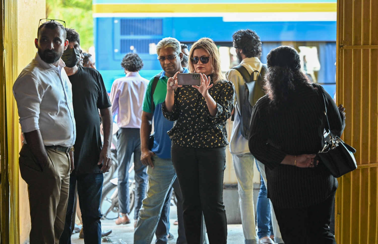 އެމްޑީޕީގެ މައި ހަރުގެ "ޑިމޮކްރެޓްސް" އިން ބޭނުންކުރަން ފެށުމަށް ބޭއްވި އެއްވުމުގައި ޑިމޮކްރެޓްސްގެ ތަރުޖަމާނު އަދި ހަރުގެ ހުންނަ ބިން ކުއްޔަށް ނެގި އެސްޓީއޯގެ ކުރީގެ މެނޭޖިން ޑިރެކްޓަރު ހުސެއިން އަމްރުގެ އަނބިކަނބަލުން އަފްޝަން ލަތީފް ފޮޓޯއެއް ނަންގަވަނީ. -- ފޮޓޯ: ފަޔާޒް މޫސާ | މިހާރު