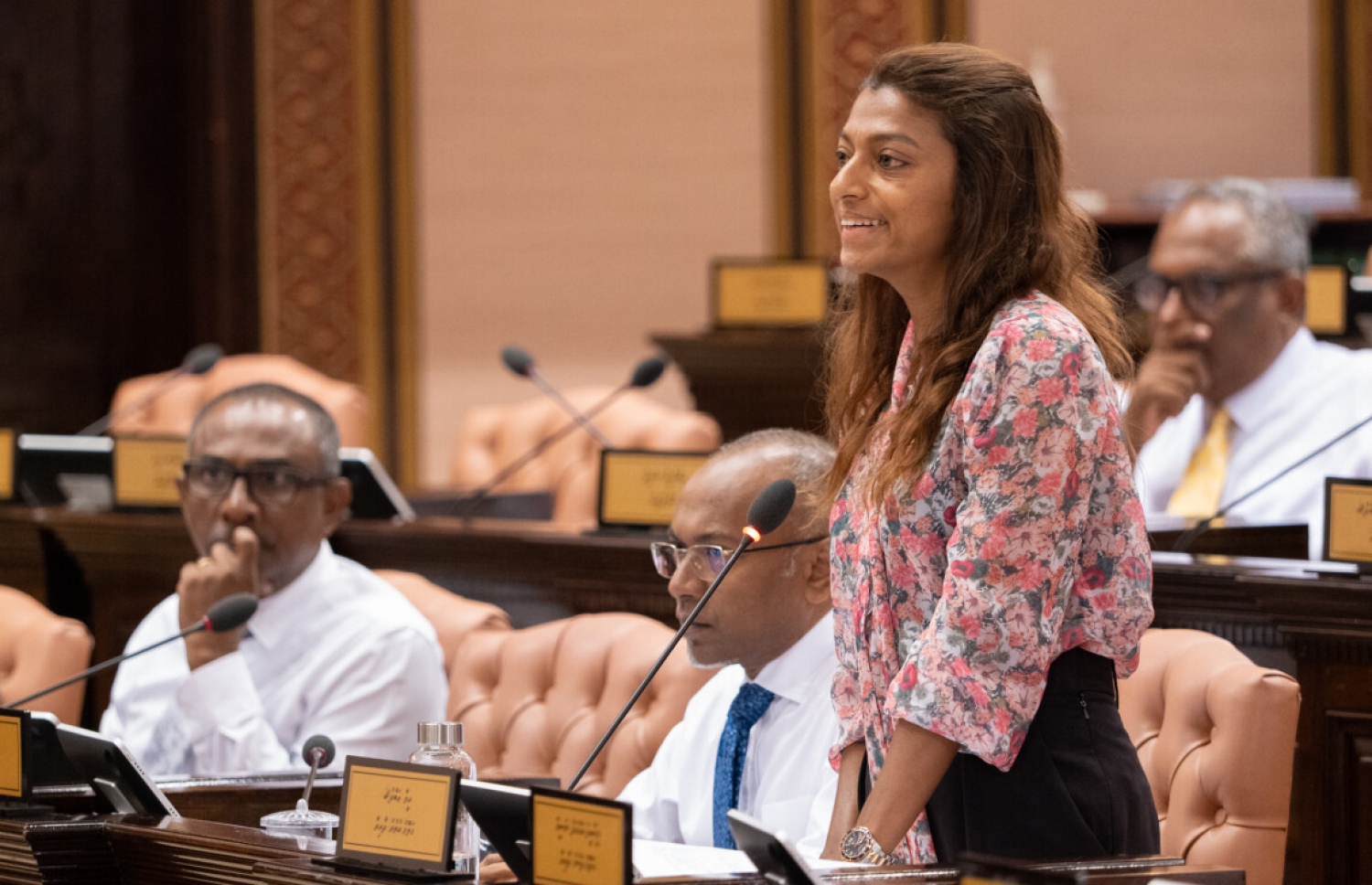 މަޖިލީހުގެ އިއްޔެގެ ޖަލްސާގައި މަޖިލީހުގެ ނައިބު ރައީސް އަދި ގަލޮޅު އުތުރު ދާއިރާގެ މެމްބަރު އީވާ އަބްދުﷲ ވާހަކަ ދައްކަވަނީ. -ފޮޓޯ: މަޖިލީހުގެ އިދާރާ