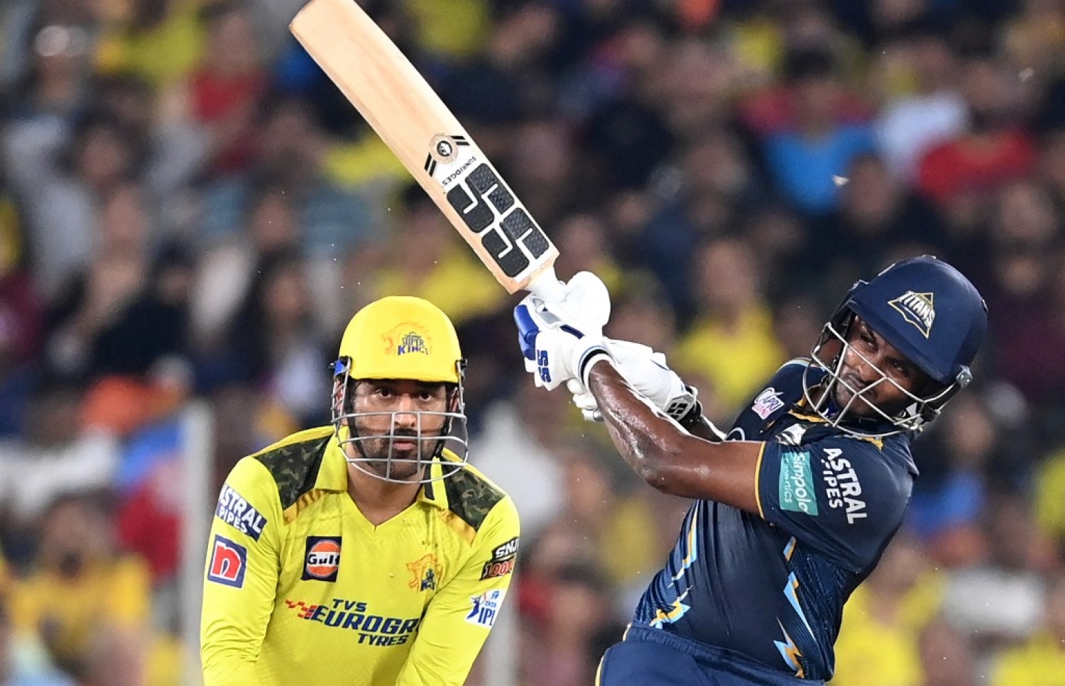 ގުޖުރާތުގެ ސައި ސުދާޝަން ބެޓު ކުރާއިރު ދޯނީ، ވިކެޓް ބަލަހައްޓަނީ، ދޯނީ ވަނީ މެޗުގައި ދެ ވިކެޓް ނަގައިފައި.-- ފޮޓޯ: އޭއެފްޕީ