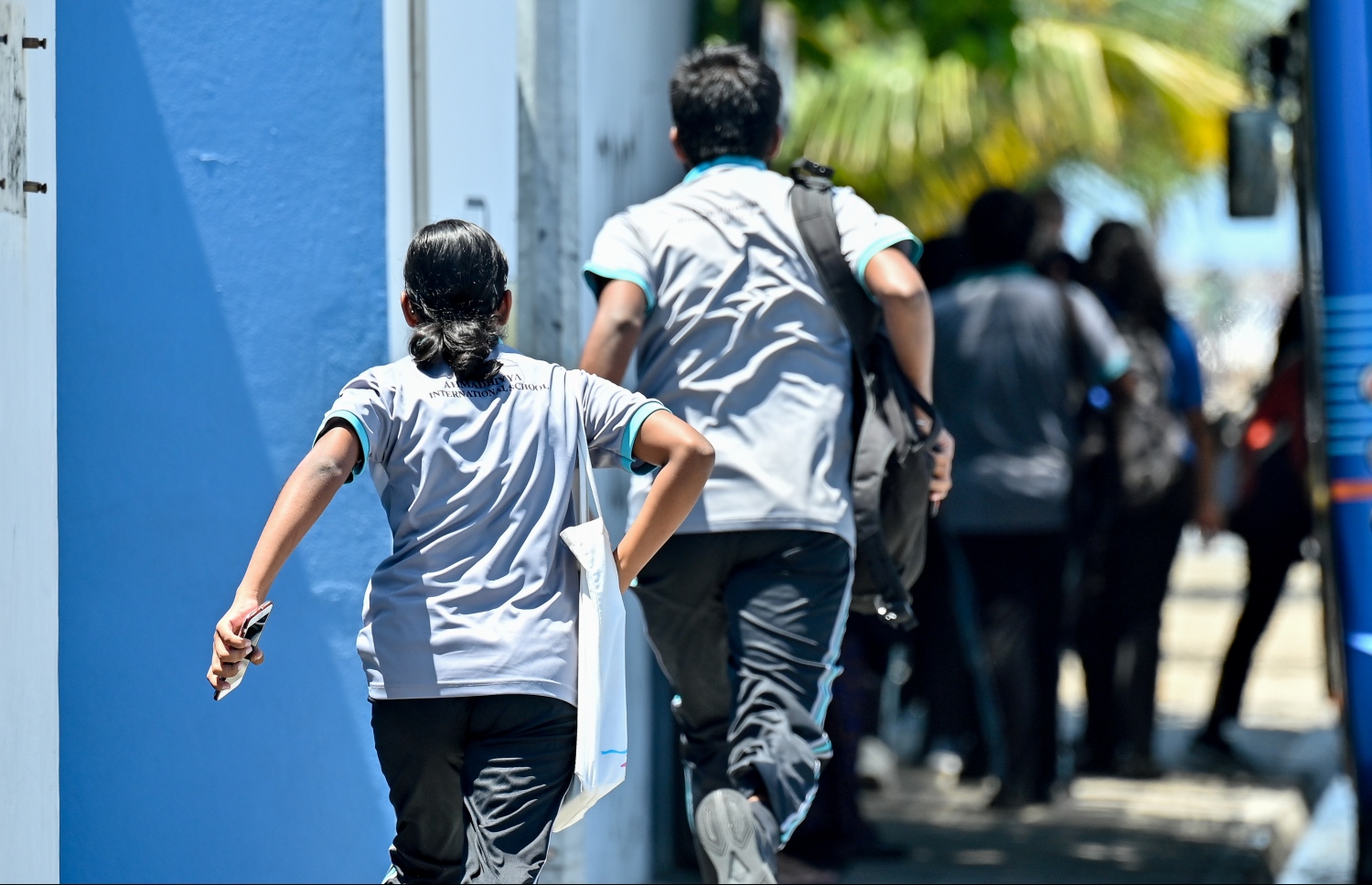 ކުދިންތަކެއް ސްކޫލަށް ދަނީ: މީހުންގެ ފާޑުކިޔުންތަކުގެ ސަބަބުން ބައެއް ދަރިވަރުންގެ ކިޔެވުމަށް ބުރޫއަރާ -- ފޮޓޯ: ނިޝާން އަލީ / މިހާރު