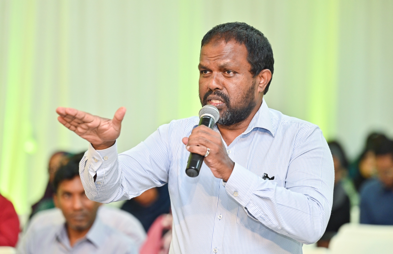 އެމްޓީޑީސީގެ އަހަރީ އާންމު ޖަލްސާގައި ހިއްސާދާރަކު ސުވާލެއް ކުރަނީ. އެކުންފުނިން ވަނީ ހިއްސާއަކަށް 60 ދާރި ބަހަން ރޭގެ ޖަލްސާގައި ނިންމާފައި-- ފޮޓޯ: ފަޔާޒް މޫސާ/ މިހާރު