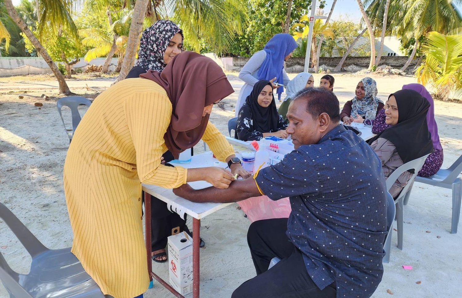 ހެލްތް ސްކްރީނިންގެ މަސައްކަތުގައި މީހެއްގެ ގައިން ލޭ ނެގުމުގެ މަސައްކަތް ކުރަނީ.-- ފޮޓޯ: ފ. އަތޮޅު ހޮސްޕިޓަލް