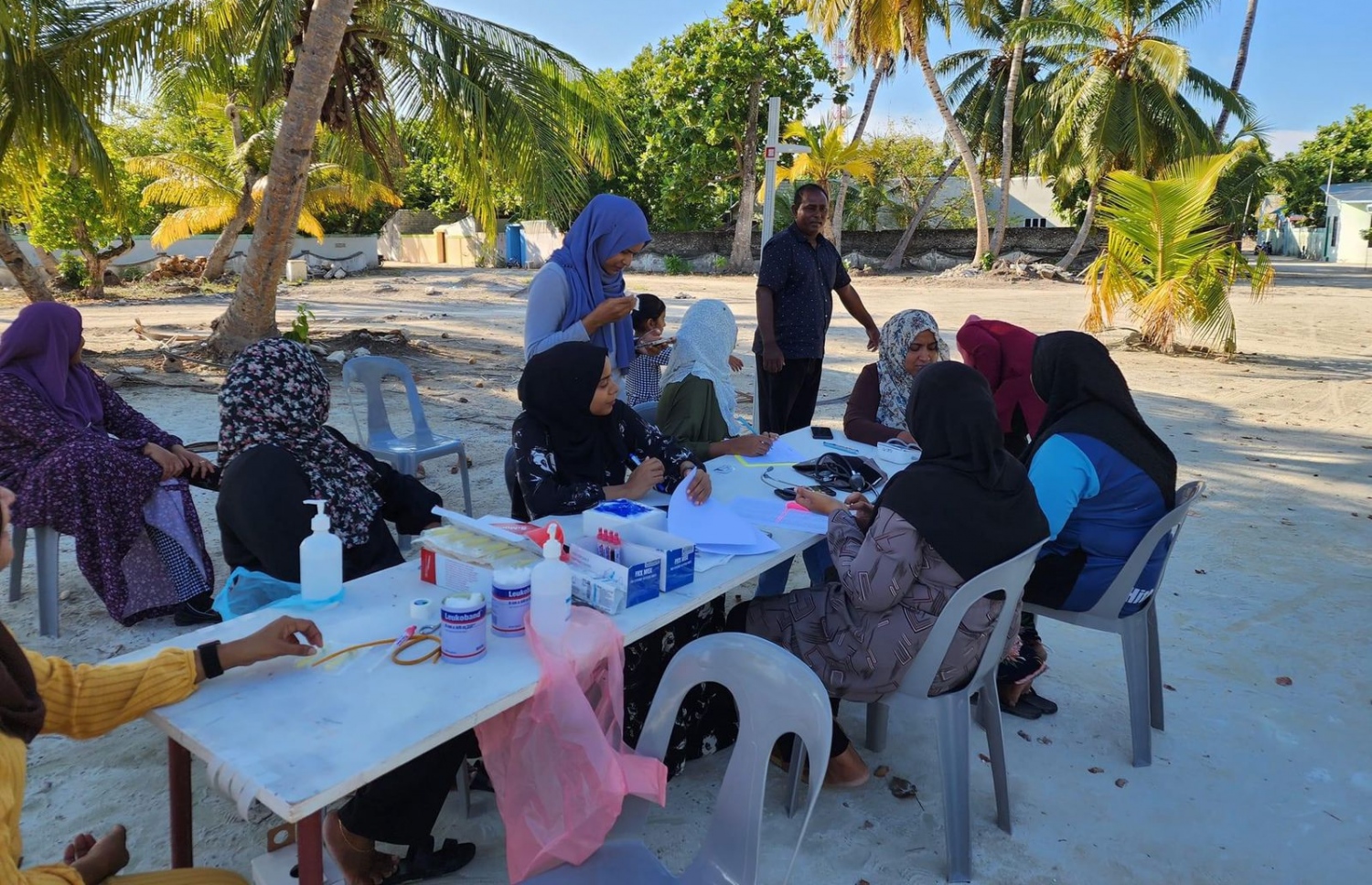 ފ. އަތޮޅުގެ ރަށެްގައި ހެލްތް ސްކްރީނިންގެ މަސައްކަތް ކުރިއަށްދަނީ.-- ފޮޓޯ: ފ. އަތޮޅު ހޮސްޕިޓަލް