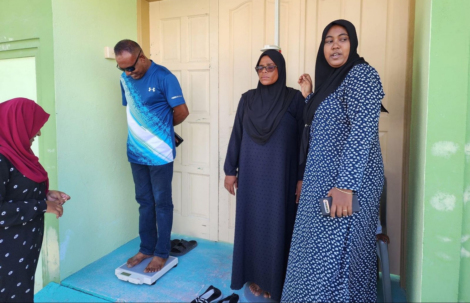 ހެލްތް ސްކްރީނިން ޕްރޮގްރާމްގައި މީހެއްގެ ބަރުދަން ބަލަނީ-- ފޮޓޯ: ފ. އަތޮޅު ހޮސްޕިޓަލް