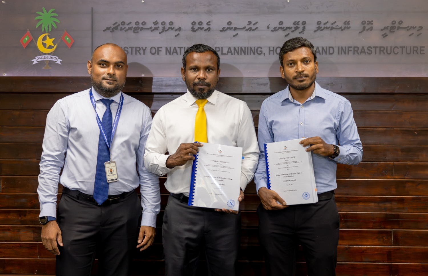 ށ. ކޮމަންޑޫގައި ހިންގާ ހައުސިން މަޝްރޫއުގެ އެއްބަސްވުމުގައި ސޮއިކުރުމަށް ބޭއްވި ރަސްމިއްޔާތު.-- ފޮޓޯ: ޕްލޭނިން މިނިސްޓްރީ