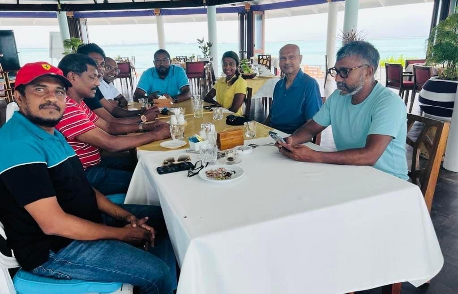 ޖުމްހޫރީ ޕާޓީގެ ލީޑަރު ގާސިމާއި ނަޝީދުގެ އަރިސް ބޭފުޅުންނާ އެކު ބޭއްވެވި ބައްދަލުވުމެއް.