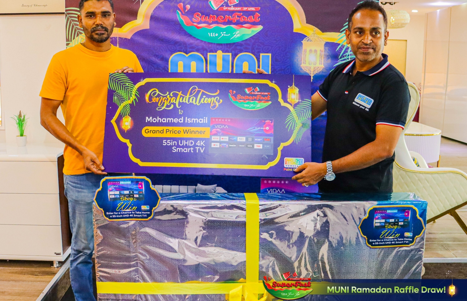 މުނި ޕެއިންޓް ސެންޓަރުން ދިން އިނާމު ކާމިޔާބު ކުރި ނަސީބުވެރިޔާ އަށް އިނާމު ދެނީ. -- ފޮޓޯ: މުނި ހޯމްކެއާ