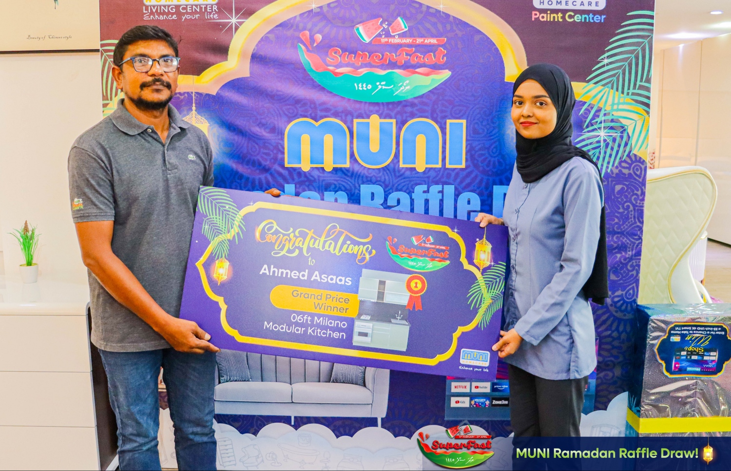 ޕްރޮމޯޝަނުގެ ބޮޑު އިނާމު ކާމިޔާބު ކުރި ނަސީބުވެރިޔާއަށް އިނާމު ހަވާލު ކުރަނީ. -- ފޮޓޯ: މުނި ހޯމްކެއާ