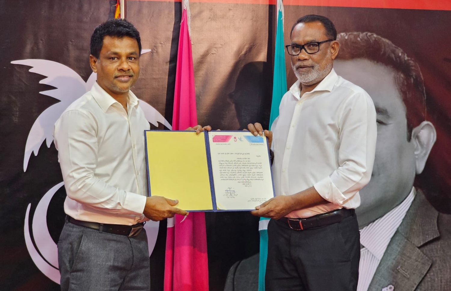 ޔާމީން ކެމްޕޭންގެ ނައިބަކަށް ހަމަޖެއްސި ނާޒިމްއަށް އަބްދުއްރަހީމް، ލިޔުން ހަވާލުކުރައްވަނީ.-- ފޮޓޯ: ޕީޕީއެމް