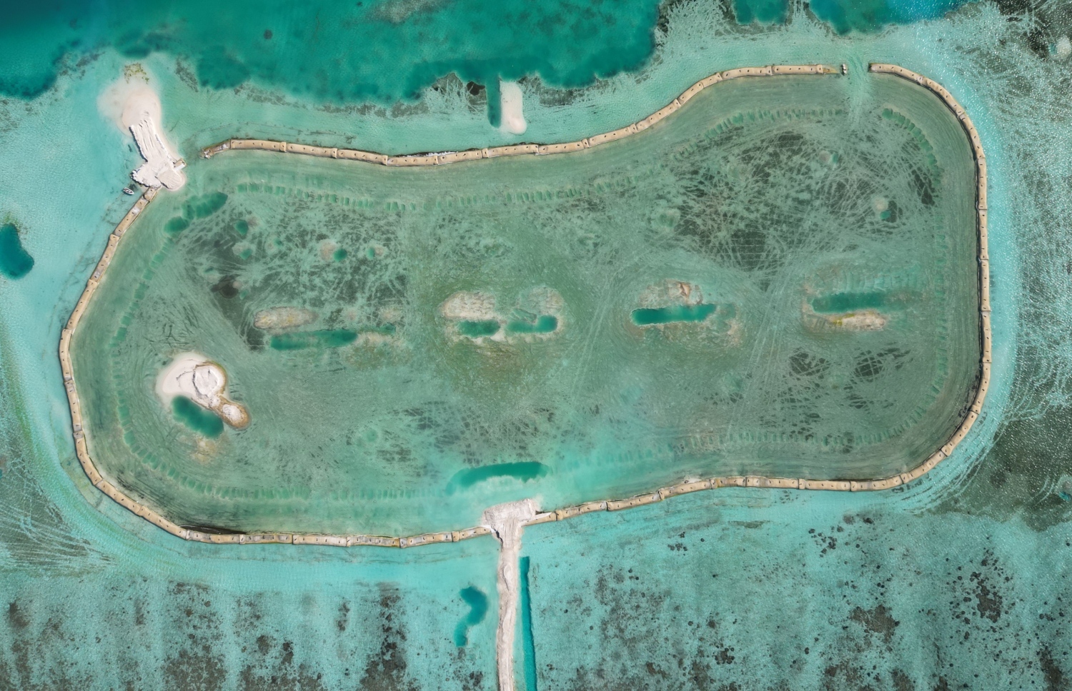 އައްޑޫގެ ބިން ހިއްކުމުގެ މަސައްކަތް ކުރިއަށް ގެންދަނީ.-- ފޮޓޯ: ޕްލޭނިން މިނިސްޓްރީ