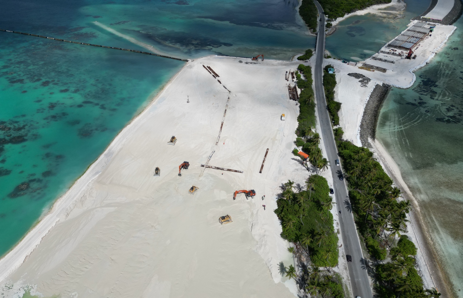 އައްޑޫގެ ބިން ހިއްކުމުގެ މަސައްކަތް ކުރިއަށް ގެންދަނީ.-- ފޮޓޯ: ޕްލޭނިން މިނިސްޓްރީ