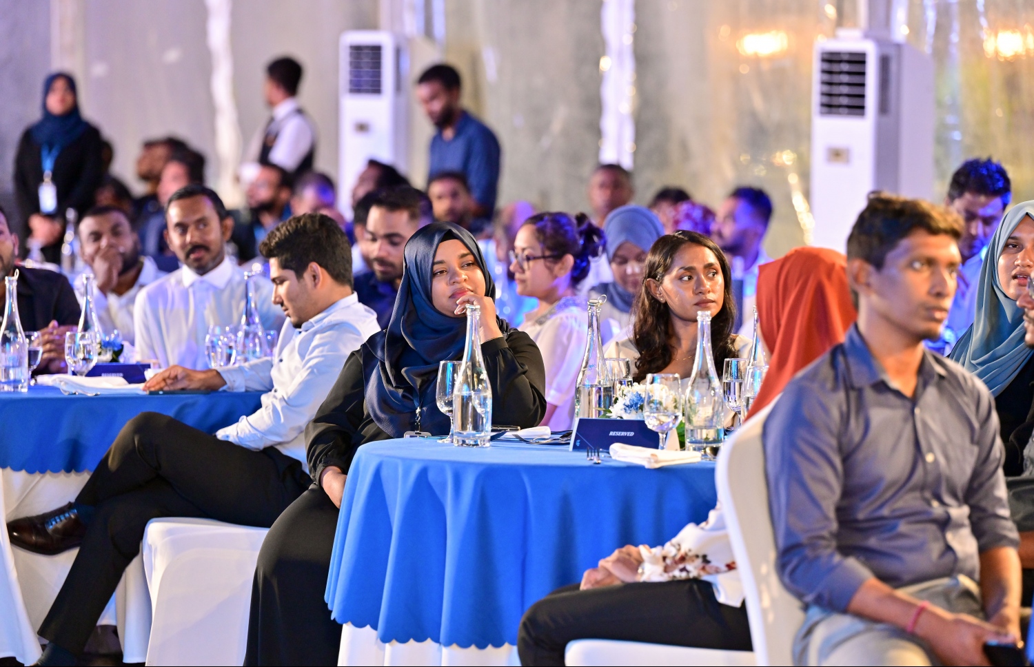 ރާއްޖޭގެ އެންމެ ބޮޑު ވިޔަފާރި ކުންފުނި އެސްޓީއޯ އިން ހުޅުމާލޭ ސެންޓްރަލް ޕާކުގައި ބޭއްވި އަހަރީ އާއްމު ޖަލްސާގައި ބައިވެރި ބައެއް މީހުން: އެ ކުންފުނީގެ މިދިޔަ އަހަރުގެ ފައިދާ އިން ހިއްސާ އަކަށް 77ރ. ބަހަން މި ޖަލްސާގައި ވަނީ ފާސްކޮށްފައި.-- ފޮޓޮ: ނިޝާން އަލީ/މިހާރު