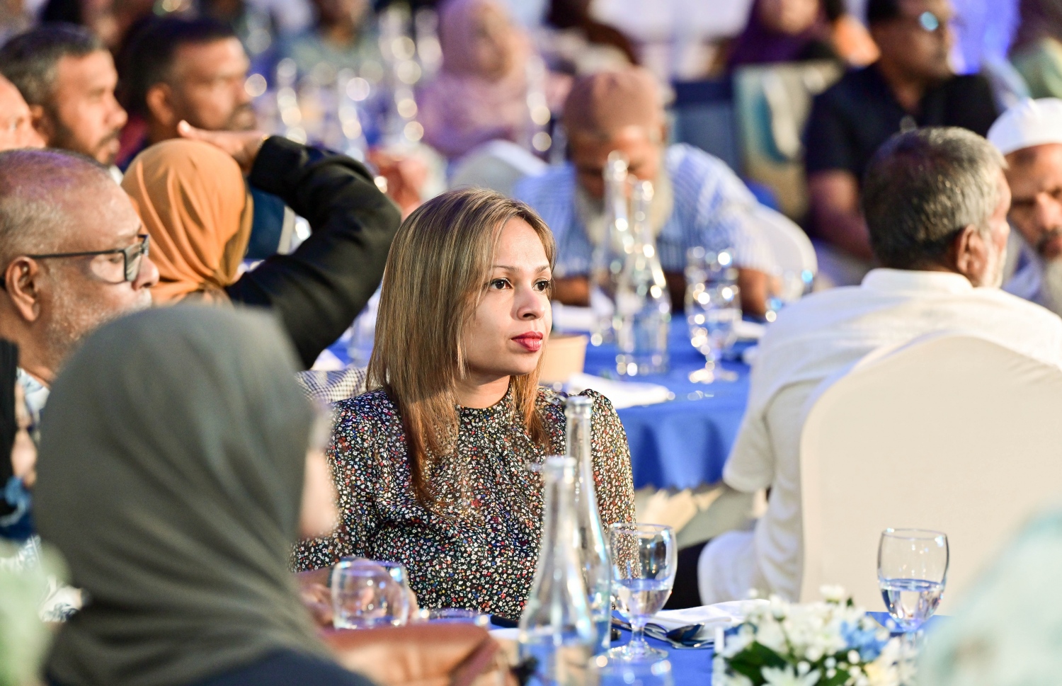 ރާއްޖޭގެ އެންމެ ބޮޑު ވިޔަފާރި ކުންފުނި އެސްޓީއޯ އިން ހުޅުމާލޭ ސެންޓްރަލް ޕާކުގައި ބޭއްވި އަހަރީ އާއްމު ޖަލްސާގައި ބައިވެރި ބައެއް މީހުން: އެ ކުންފުނީގެ މިދިޔަ އަހަރުގެ ފައިދާ އިން ހިއްސާ އަކަށް 77ރ. ބަހަން މި ޖަލްސާގައި ވަނީ ފާސްކޮށްފައި.-- ފޮޓޮ: ނިޝާން އަލީ/މިހާރު