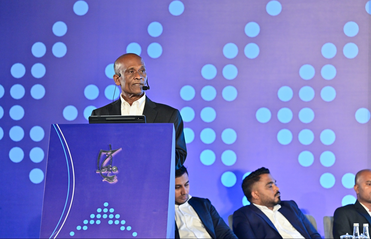 ރާއްޖޭގެ އެންމެ ބޮޑު ވިޔަފާރި ކުންފުނި އެސްޓީއޯ އިން ހުޅުމާލޭ ސެންޓްރަލް ޕާކުގައި ބޭއްވި އަހަރީ އާއްމު ޖަލްސާގައި އެ ކުންފުނީގެ މެނޭޖިން ޑިރެކްޓަރު، އަބްދުﷲ ސައީދު ވާހަކަދައްކަވަނީ: އެ ކުންފުނީގެ މިދިޔަ އަހަރުގެ ފައިދާ އިން ހިއްސާ އަކަށް 77ރ. ބަހަން މި ޖަލްސާގައި ވަނީ ފާސްކޮށްފައި.-- ފޮޓޮ: ނިޝާން އަލީ/މިހާރު