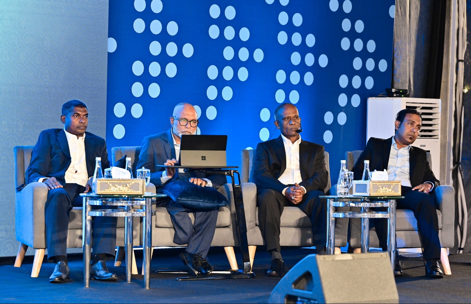 ރާއްޖޭގެ އެންމެ ބޮޑު ވިޔަފާރި ކުންފުނި އެސްޓީއޯ އިން ހުޅުމާލޭ ސެންޓްރަލް ޕާކުގައި ބޭއްވި އަހަރީ އާއްމު ޖަލްސާގައި ޑިރެކްޓަރުންގެ ބޯޑު މެންބަރުން ބައިވެރިވަނީ: އެ ކުންފުނީގެ މިދިޔަ އަހަރުގެ ފައިދާ އިން ހިއްސާ އަކަށް 77ރ. ބަހަން މި ޖަލްސާގައި ވަނީ ފާސްކޮށްފައި.-- ފޮޓޮ: ނިޝާން އަލީ/މިހާރު