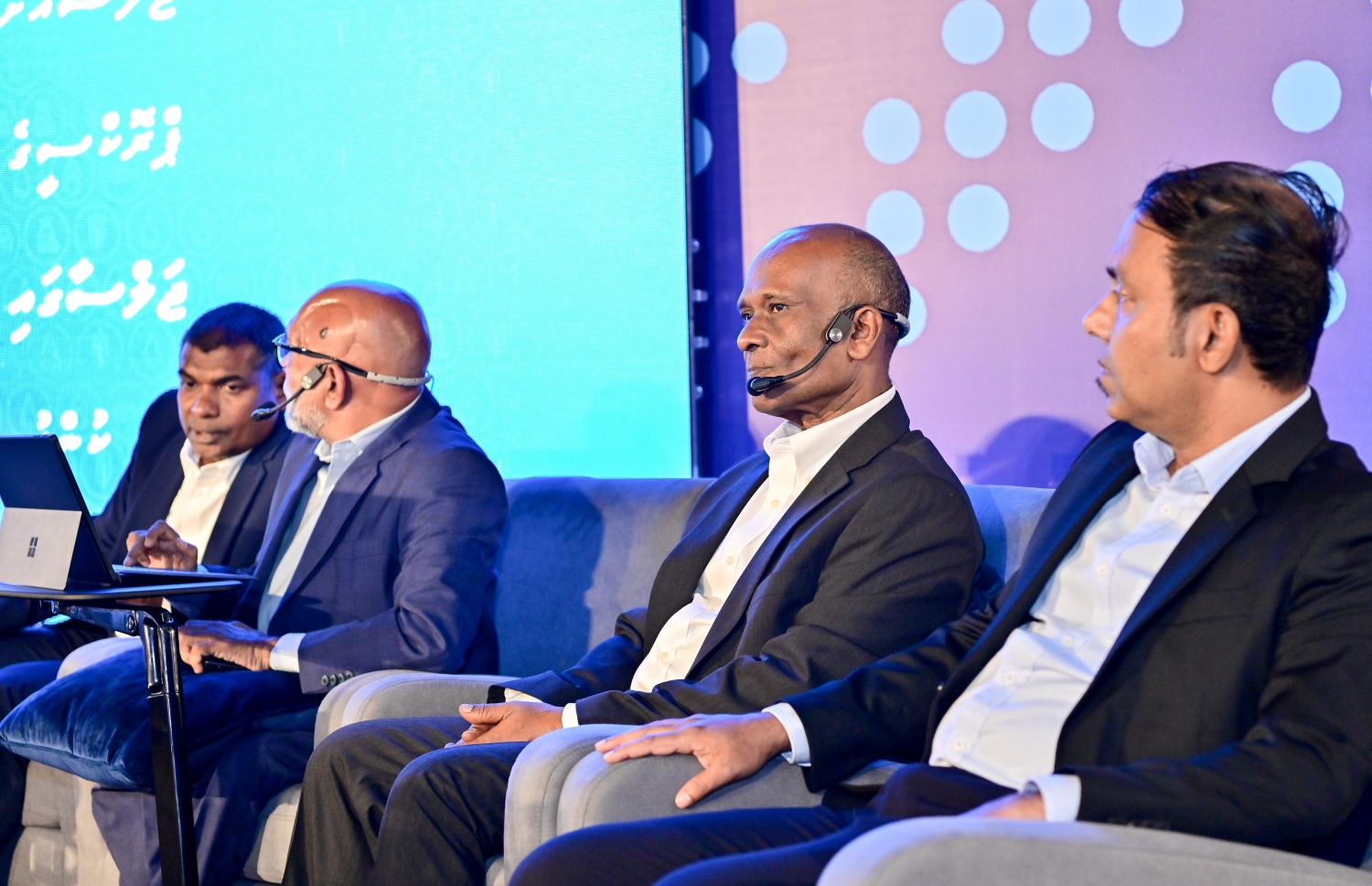 ރާއްޖޭގެ އެންމެ ބޮޑު ވިޔަފާރި ކުންފުނި އެސްޓީއޯ އިން ހުޅުމާލޭ ސެންޓްރަލް ޕާކުގައި ބޭއްވި އަހަރީ އާއްމު ޖަލްސާގައި ޑިރެކްޓަރުންގެ ބޯޑު މެންބަރުން ބައިވެރިވަނީ: އެ ކުންފުނީގެ މިދިޔަ އަހަރުގެ ފައިދާ އިން ހިއްސާ އަކަށް 77ރ. ބަހަން މި ޖަލްސާގައި ވަނީ ފާސްކޮށްފައި.-- ފޮޓޮ: ނިޝާން އަލީ/މިހާރު