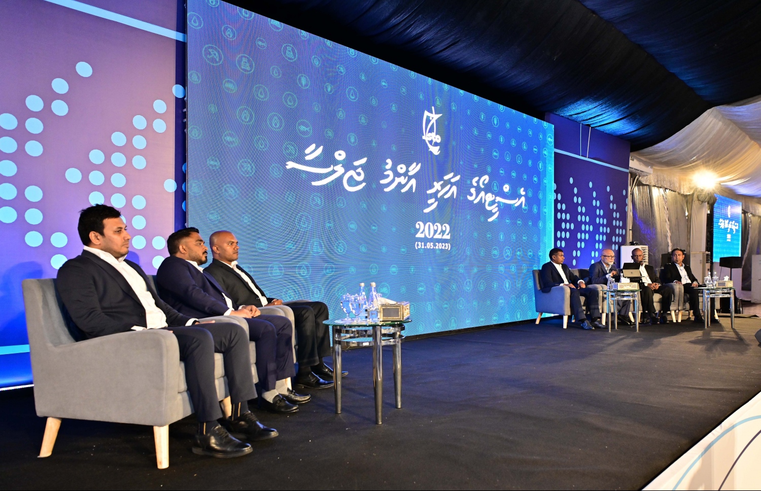 ރާއްޖޭގެ އެންމެ ބޮޑު ވިޔަފާރި ކުންފުނި އެސްޓީއޯ އިން ހުޅުމާލޭ ސެންޓްރަލް ޕާކުގައި ބޭއްވި އަހަރީ އާއްމު ޖަލްސާގައި ޑިރެކްޓަރުންގެ ބޯޑު މެންބަރުން ބައިވެރިވަނީ: އެ ކުންފުނީގެ މިދިޔަ އަހަރުގެ ފައިދާ އިން ހިއްސާ އަކަށް 77ރ. ބަހަން މި ޖަލްސާގައި ވަނީ ފާސްކޮށްފައި.-- ފޮޓޮ: ނިޝާން އަލީ/މިހާރު