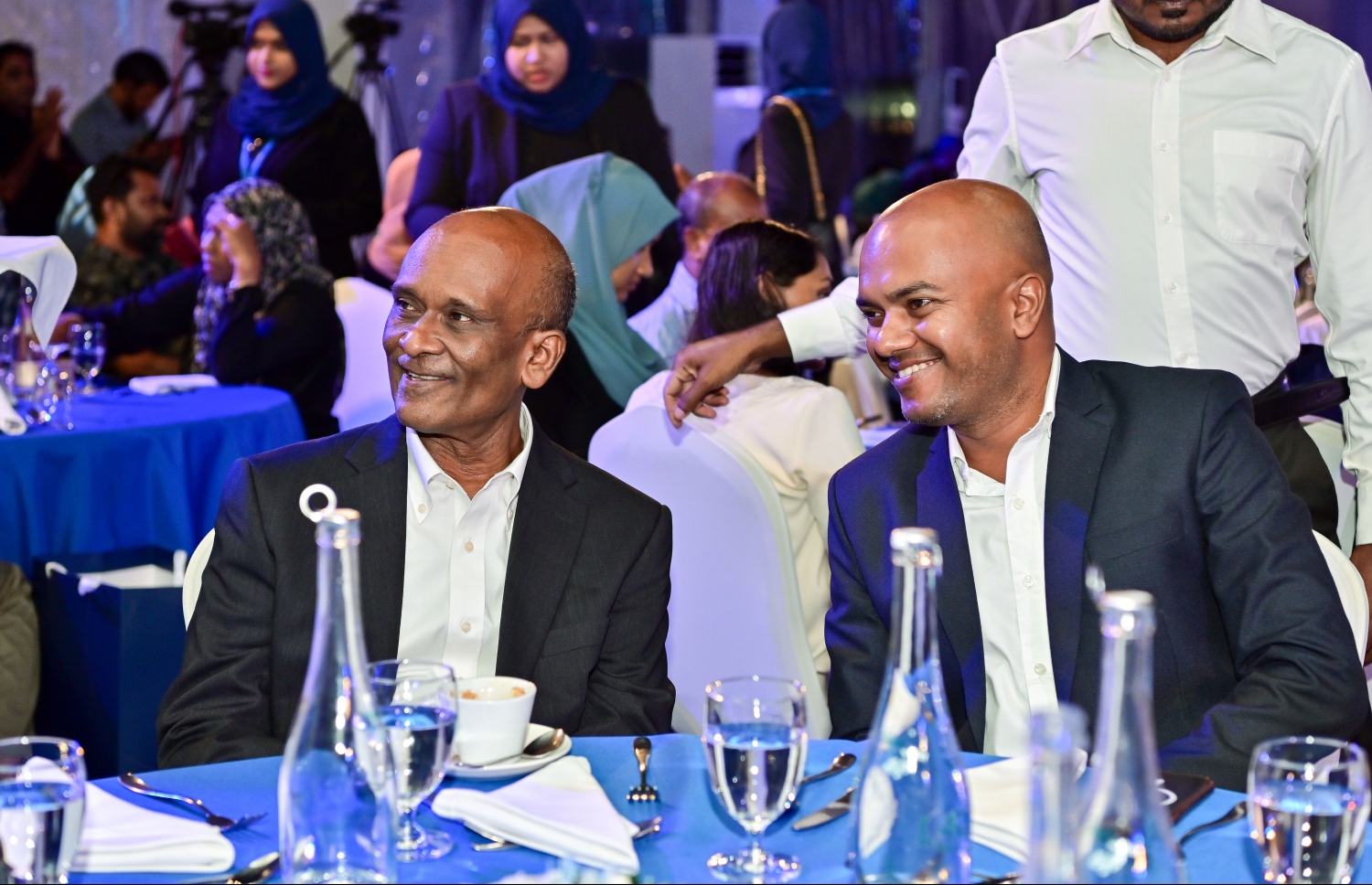 ރާއްޖޭގެ އެންމެ ބޮޑު ވިޔަފާރި ކުންފުނި އެސްޓީއޯ އިން ހުޅުމާލޭ ސެންޓްރަލް ޕާކުގައި ބޭއްވި އަހަރީ އާއްމު ޖަލްސާގައި ޑިރެކްޓަރުންގެ ބޯޑު މެންބަރުން ބައިވެރިވަނީ: އެ ކުންފުނީގެ މިދިޔަ އަހަރުގެ ފައިދާ އިން ހިއްސާ އަކަށް 77ރ. ބަހަން މި ޖަލްސާގައި ވަނީ ފާސްކޮށްފައި.-- ފޮޓޮ: ނިޝާން އަލީ/މިހާރު