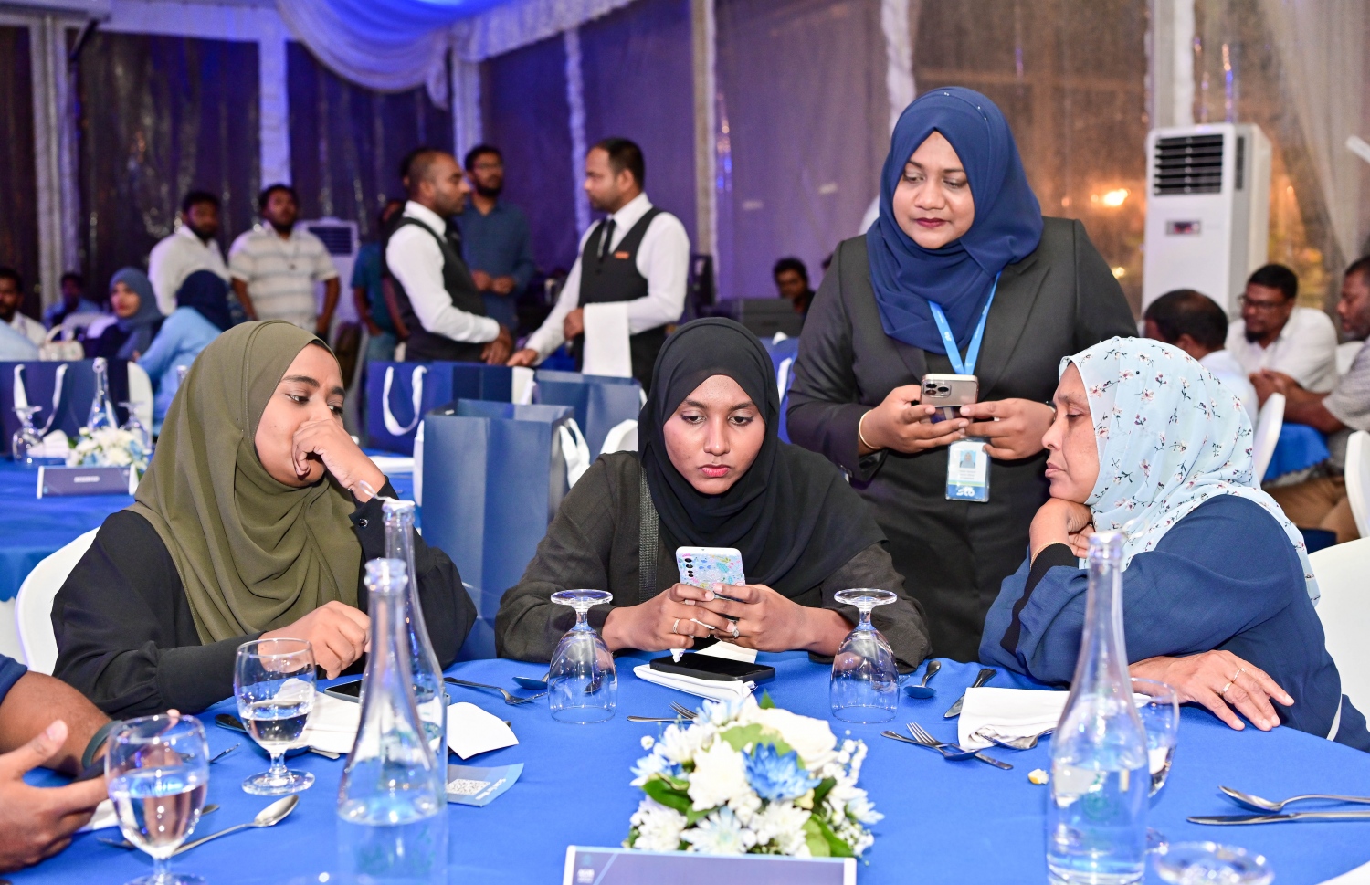 ރާއްޖޭގެ އެންމެ ބޮޑު ވިޔަފާރި ކުންފުނި އެސްޓީއޯ އިން ހުޅުމާލޭ ސެންޓްރަލް ޕާކުގައި ބޭއްވި އަހަރީ އާއްމު ޖަލްސާގައި ބައިވެރި ބައެއް މީހުން: އެ ކުންފުނީގެ މިދިޔަ އަހަރުގެ ފައިދާ އިން ހިއްސާ އަކަށް 77ރ. ބަހަން މި ޖަލްސާގައި ވަނީ ފާސްކޮށްފައި.-- ފޮޓޮ: ނިޝާން އަލީ/މިހާރު