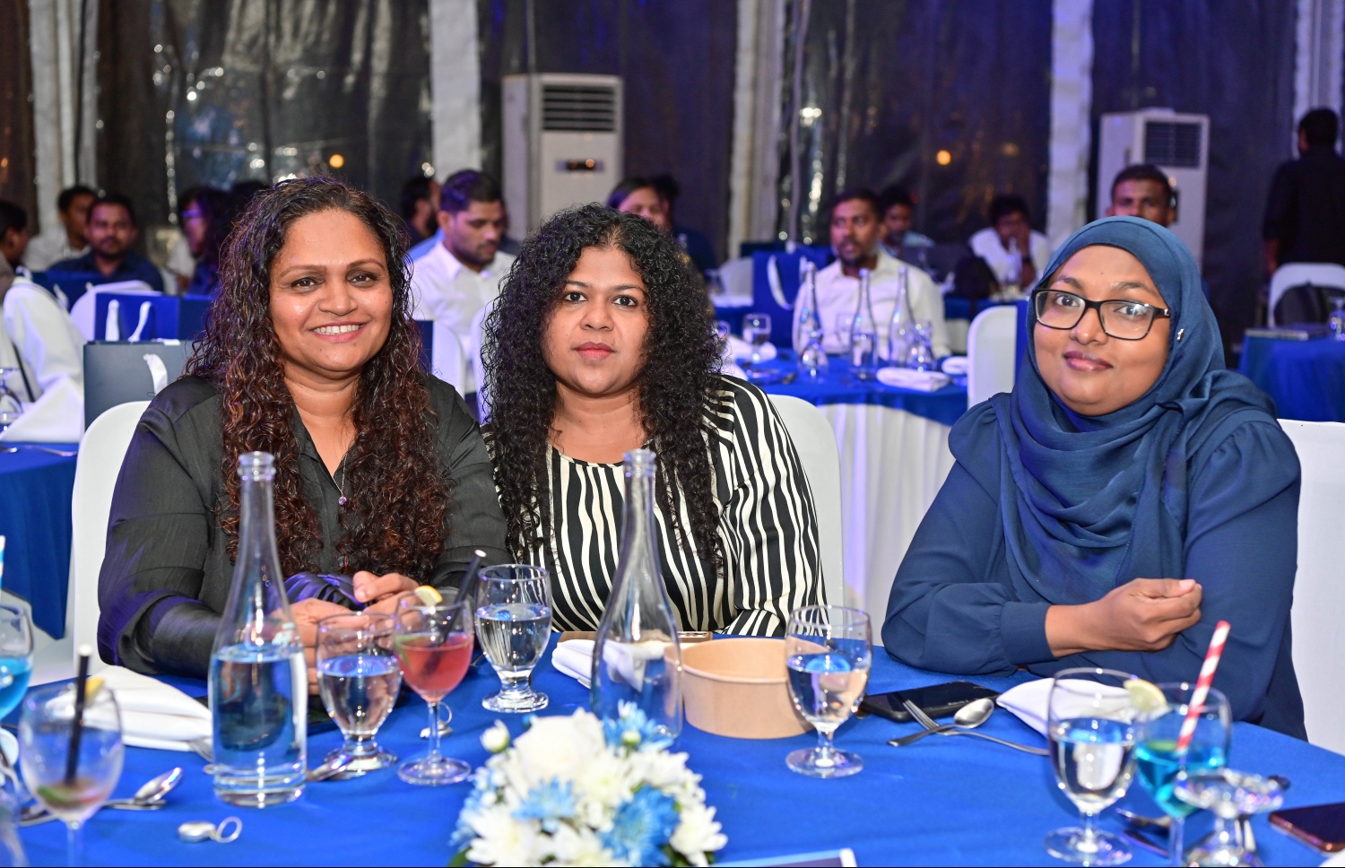 ރާއްޖޭގެ އެންމެ ބޮޑު ވިޔަފާރި ކުންފުނި އެސްޓީއޯ އިން ހުޅުމާލޭ ސެންޓްރަލް ޕާކުގައި ބޭއްވި އަހަރީ އާއްމު ޖަލްސާގައި ބައިވެރި ބައެއް މީހުން: އެ ކުންފުނީގެ މިދިޔަ އަހަރުގެ ފައިދާ އިން ހިއްސާ އަކަށް 77ރ. ބަހަން މި ޖަލްސާގައި ވަނީ ފާސްކޮށްފައި.-- ފޮޓޮ: ނިޝާން އަލީ/މިހާރު